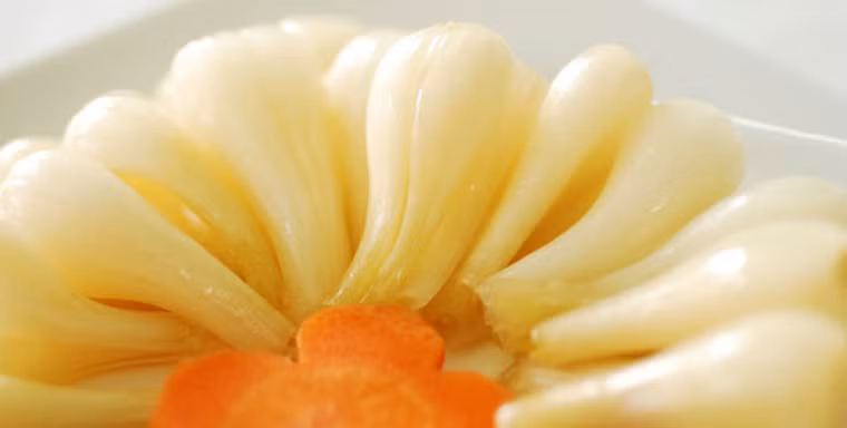  Bên cạnh đó, tuyệt đối không sử dụng hành muối để quá lâu, bị nổi váng hoặc mốc đen. Lúc này, hành muối dễ chứa các loại nấm mốc gây hại như aspergilus flavor – vi nấm có khả năng sản sinh độc tố aflatocin gây ung thư gan, tổn thương thần kinh trung ương, tim, phổi… 