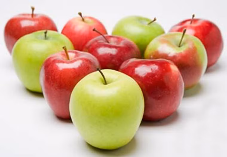  Táo. Trong số các loại táo, chuyên gia khuyên lựa chọn táo xanh bởi chúng chứa nhiều flavonoids. Ngoài táo, flavonoids còn được phát hiện trong hành tây. Mỗi ngày, chỉ cần ăn khoảng 1 quả táo hoặc 1/8 củ hành tây kích cỡ trung bình là có thể tận dụng lợi ích sức khỏe như mong đợi. 