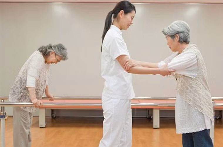  Nhìn chung, bệnh nhân suy tủy cần tránh các hoạt động đòi hỏi sức lực, các môn thể thao có cường độ mạnh. Lúc này, bạn có thể nhờ người nhà giúp đỡ trong việc đi lại quanh giường bệnh, tập những động tác nhẹ nhàng ở bốn chi nhằm thúc đẩy tiêu hóa, hấp thu dinh dưỡng. 