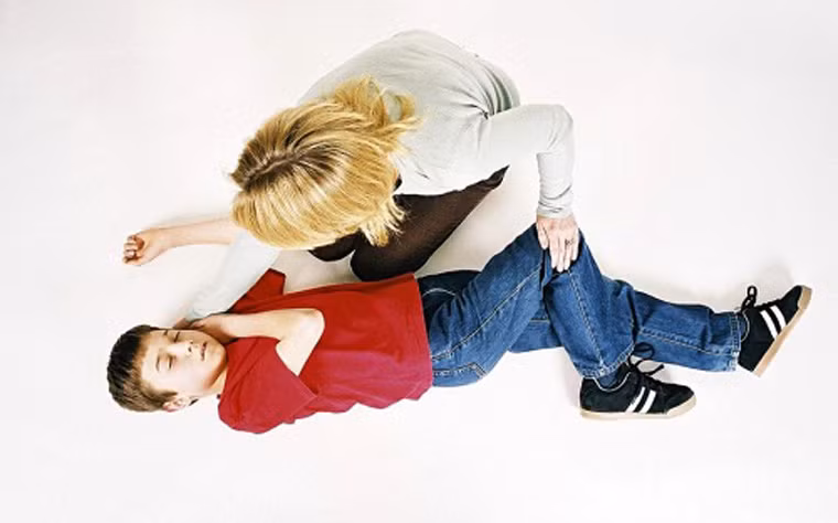  Khi bệnh chuyển sang giai đoạn II, III, bệnh nhân có biểu hiện co giật, mất thính giác, tê ở các chi, giảm sự nhạy cảm, mất thăng bằng… 