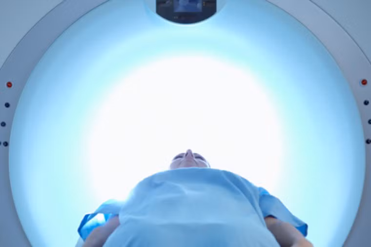  Tùy vào sức khỏe, tình trạng bệnh, bác sĩ sẽ chỉ định thực hiện xạ trị nhắm mục tiêu, hóa trị hoặc phẫu thuật cần thiết để loại bỏ khối u.