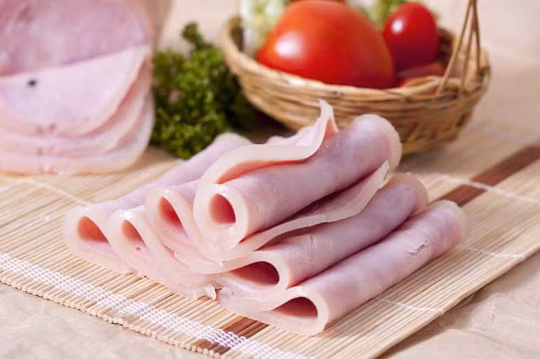  Theo Các nhà khoa học thuộc Quỹ nghiên cứu Ung thư Thế giới (WCRF), để đảm bảo sức khỏe, bạn nên tránh tiêu thụ xúc xích, giăm bông. 