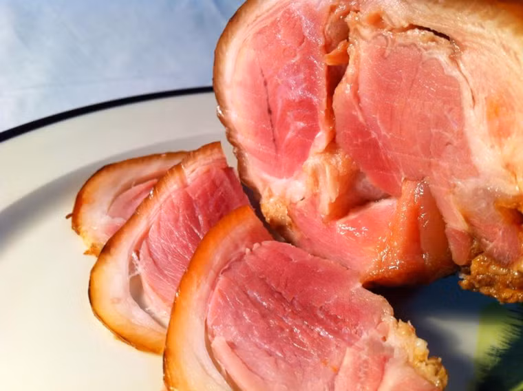  Trước khi đưa ra cảnh báo trên, nhóm nghiên cứu từng theo dõi thói quen ăn uống của lượng lớn người dân. Tại đây họ phát hiện, chỉ tính riêng ở Anh, nếu 1 người bình ăn nhiều hơn 70g thịt chế biến/tuần (tương đương 3 lát thịt muối, giăm bông) thì mỗi năm nước này sẽ tiếp nhận thêm 3.700 bệnh nhân ung thư ruột mắc mới. 