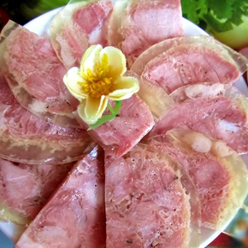  Mặt khác, thực phẩm chế biến sẵn như giăm bông, xúc xích có thể được cho thêm nhiều chất khác nhau như màu nhân tạo, hương hóa học, muối… những chất này tích tụ trong cơ thể gây nên mối nguy hại khó lường. 