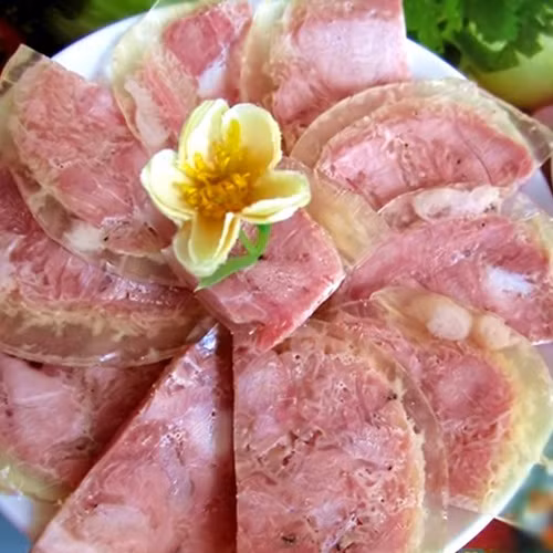  Mặt khác, thực phẩm chế biến sẵn như giăm bông, xúc xích có thể được cho thêm nhiều chất khác nhau như màu nhân tạo, hương hóa học, muối… những chất này tích tụ trong cơ thể gây nên mối nguy hại khó lường. 