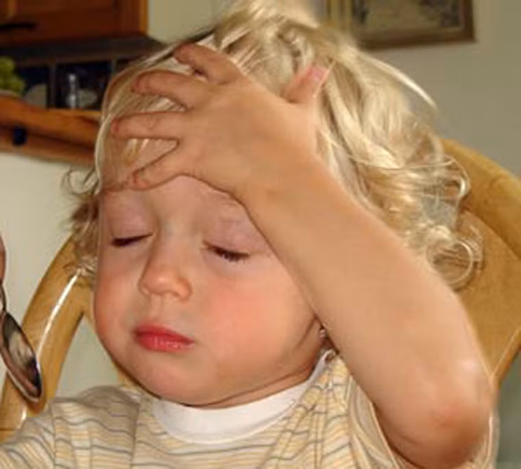  Nhìn chung, trẻ mắc u nguyên bào thần kinh có thể đối diện với nguy cơ giảm khả năng đi lại, sự thay đổi bất thường ở mắt (phồng, thâm quầng, mí mắt rũ), đau nhức thường xuyên, tiêu chảy và cao huyết áp. 