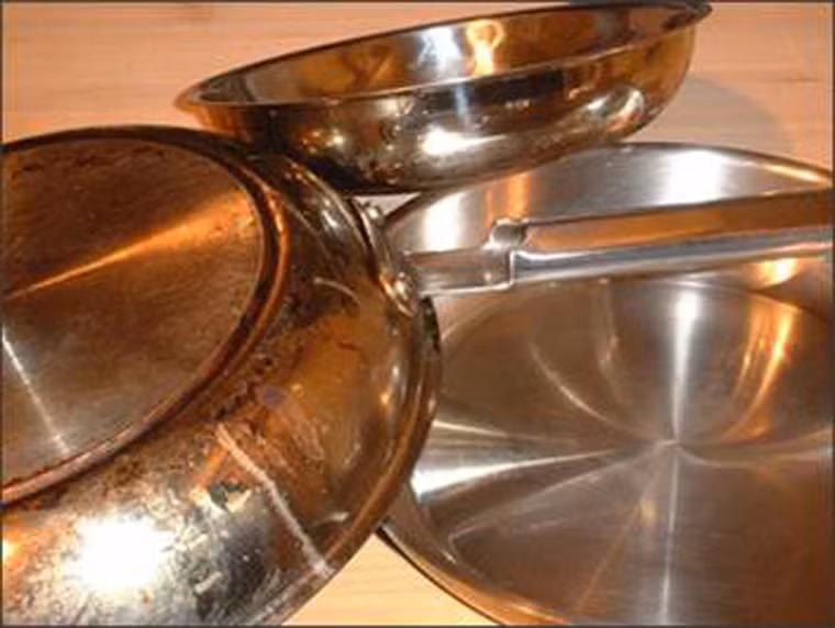  Tương tự với đồ đồng, không nên dùng vật sắc để chà rửa. Kết hợp nước cốt chanh với khăn mềm là có thể vệ sinh nhanh chóng. 