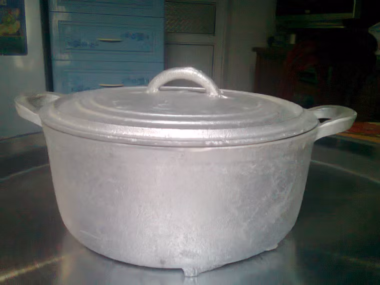  Với đồ gang, bạn nên tận dụng chút muối và một lớp khăn mềm để làm sạch. 