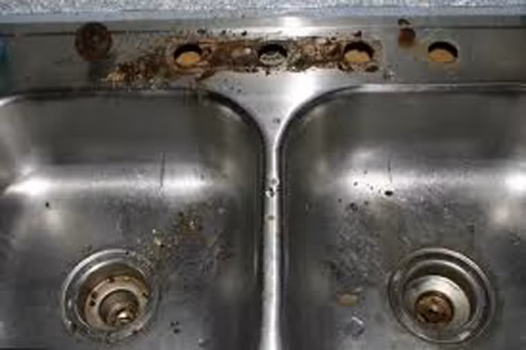  Làm sạch đồ dùng bị rỉ. Để xử lý vết kim loại rỉ trên đồ dùng, bạn chỉ cần trộn muối và nước cốt chanh rồi chà xát, để khô, dùng khăn khô mềm phủi sạch và đánh bóng.