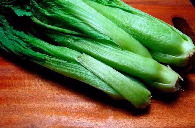  Trường hợp chế biến các loại rau chịu nhiệt như súp lơ, rau cần, giá đỗ… sau khi rửa sạch, các bà nội trợ nên chần qua với nước nóng 3 phút rồi chế biến. Ước tính, bằng cách này có thể giảm tới 90% lượng thuốc trừ sâu. 