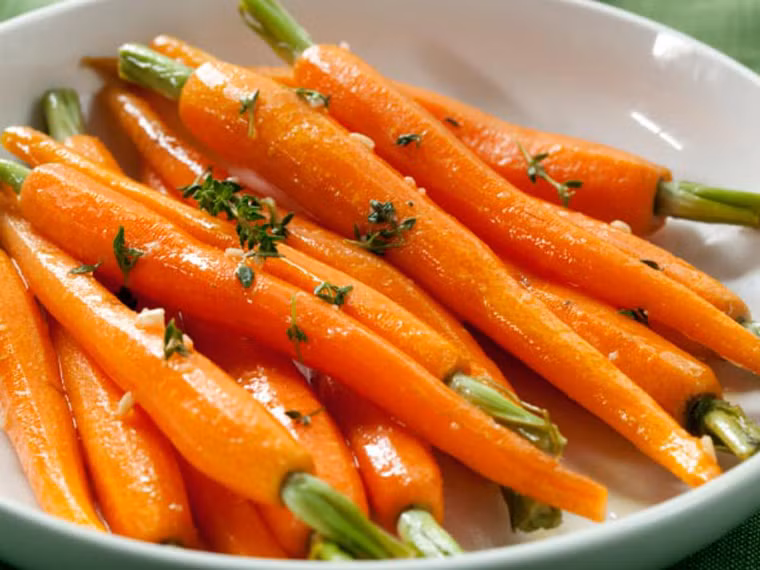  Cà rốt. Bên cạnh lượng vitamin A dồi dào, cà rốt chứa nhiều chất xơ mang lại khả năng chống táo bón. Tuy nhiên để tận dụng tối đa dưỡng chất trong cà rốt, bạn nên chế biến bằng cách hấp nguyên củ thay vì luộc hoặc thái thành nhiều lát mỏng.