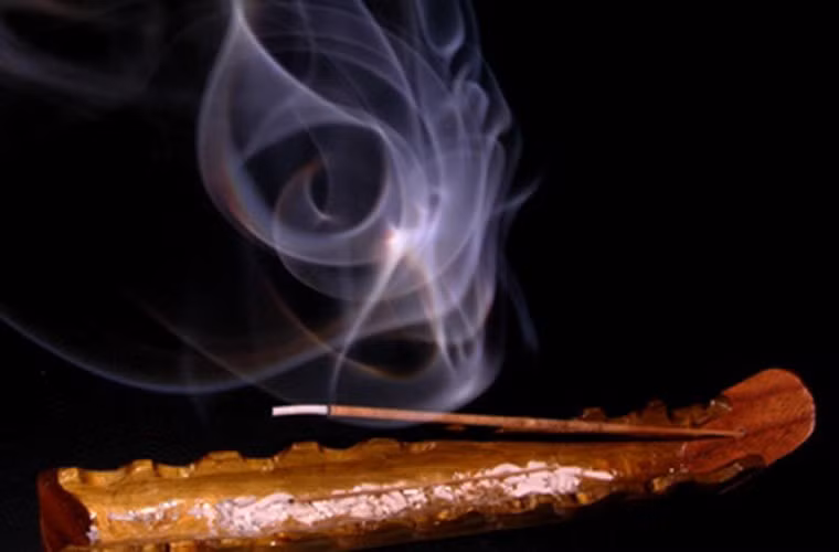  Bên cạnh đó, khi thắp hương cần nhanh chóng mở cửa sổ, cửa ra vào nhằm tạo điều kiện cho không khí lưu thông tối đa. 