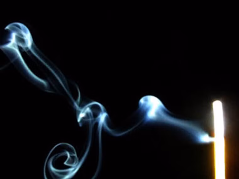  Đặc biệt, tuyệt đối không ngửi mùi khói trực tiếp từ nén hương. Việc hít khói trực tiếp từ nén hương có thể gây ra các vấn đề ở mũi. Trong trường hợp nặng, mũi có thể tạm thời ngừng hoạt động vì các chất độc có trong nó. Tốt nhất sau khi thắp, nên nhanh chóng để lên bàn thờ và di chuyển ra vị trí khác để hít thở không khí trong lành hơn.