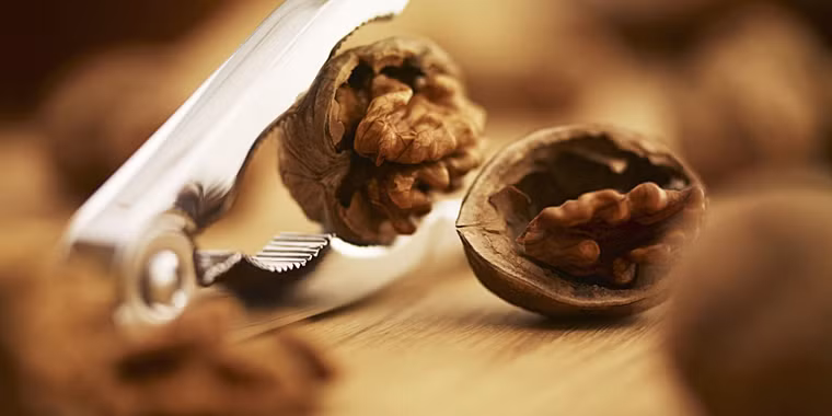  Một mẹo nhỏ khi sử dụng quả óc chó là bạn nên dùng kìm kẹp chuyên dụng để bóc vỏ hoặc ngâm chúng trong nước ấm pha muối loãng chừng 5 -8 phút là có thể dễ dàng lấy được phần nhân. 