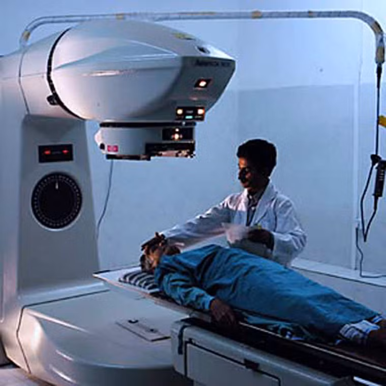  Chú ý hiện tượng đau bất thường. Trường hợp bụng bỗng rưng phình to, đau xương chậu, tiểu rát… không rõ nguyên nhân cần nhanh chóng thăm khám bác sĩ. Đặc biệt, những cơn đau triền miên, ngày càng nghiêm trọng có thể là tiếng chuông cảnh báo tình trạng ung thư nguy hiểm. 