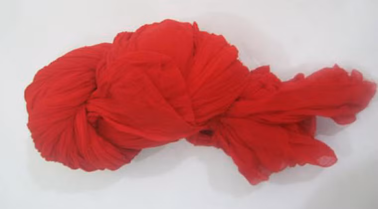  Lựa chọn quần áo màu sắc sặc sỡ. Các nhà khoa học Tây Ban Nha khuyến khích lựa chọn vải vóc màu sắc sặc sỡ cho các bộ trang phục nhằm giảm thiểu tác hại của tia UV. Cụ thể, loại vải màu xanh, đỏ có tác dụng ngăn cản tia cực tím hiệu quả hơn so với trắng, vàng. 