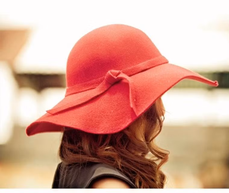  Bên cạnh đó, cần trang bị mũ rộng vành mỗi khi ra ngoài. Việc bảo vệ các vị trí thường xuyên tiếp xúc với ánh mặt trời sẽ giảm thiểu nguy cơ mắc u da ác tính. 