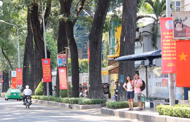 Đứng chờ xe buýt dưới bóng cây trên đường Võ Thị Sáu, các vị khách đều có cảm giác vui vẻ, không vội vã,...