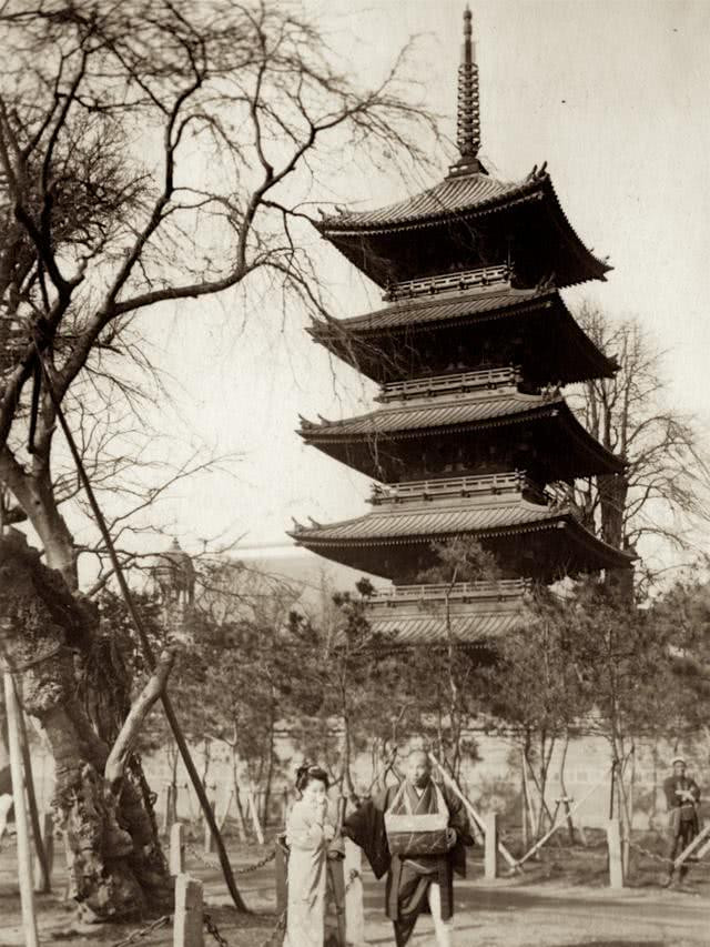 Người phụ nữ Nhật Bản mặc kimono đang đứng gần phía Đền Horyu. Ảnh QQ.