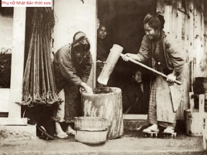 Còn đây là hình ảnh về những người phụ nữ ở tầng lớp nông dân tại Nhật Bản thời đó. Họ đang giã gạo để làm bánh truyền thống. Ảnh QQ.