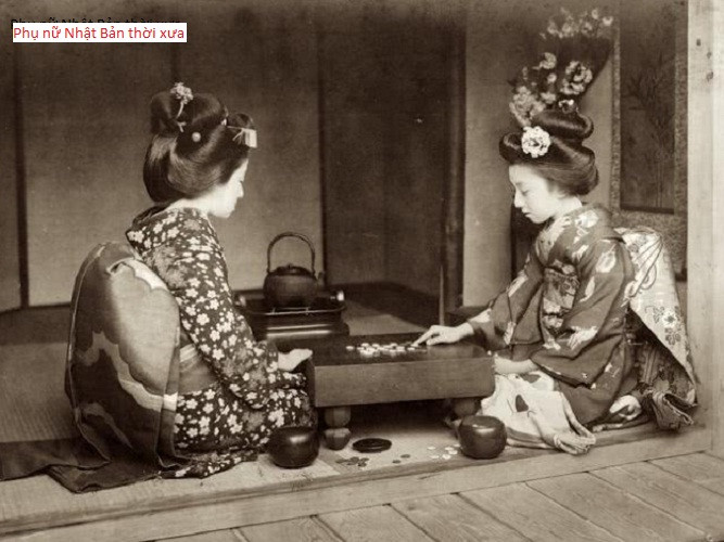 Hai phụ nữ người Nhật Bản được cho là có xuất thân trong gia đình quyền quý đang chơi cờ. Ảnh QQ.
