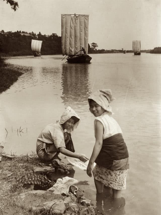 Hai người phụ nữ Nhật Bản tò mò nhìn về ống kính. Ảnh QQ.