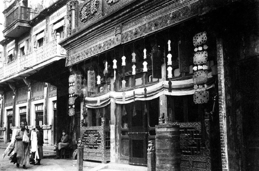 Mặt tiền của một cửa hàng bán đồ ăn vặt. Ảnh ILS.