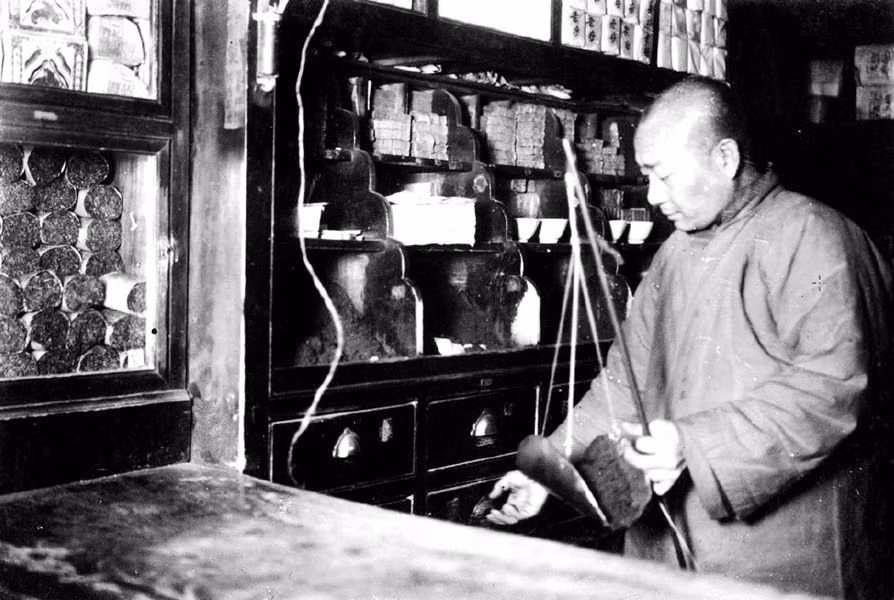 Một cửa hiệu thuốc lá thời nhà Thanh. Vào thế kỷ 15, những người phương Tây bắt đầu đưa thuốc lá vào lãnh thổ Trung Quốc. Ảnh ILS.