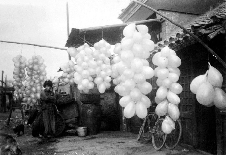 Bạn đừng lầm tưởng đây là một cửa hàng bán bóng bay nhé. Đó thực chất là cửa hiệu bán thịt bò và bán bàng quang của con cừu. Vào thời đó, bàng quang cừu chủ yếu được sử dụng để đựng rượu. Ban đầu, người ta thường bỏ bàng quang đó đi. Hơn 100.000 túi đựng rượu từ bàng quang cừu đã được bán ra mỗi năm ở khu vực Bắc Kinh. Ảnh ILS.