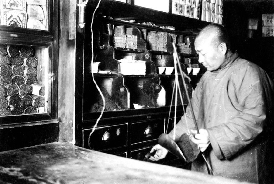 Một cửa hiệu thuốc lá thời nhà Thanh. Vào thế kỷ 15, những người phương Tây bắt đầu đưa thuốc lá vào lãnh thổ Trung Quốc. Ảnh ILS.