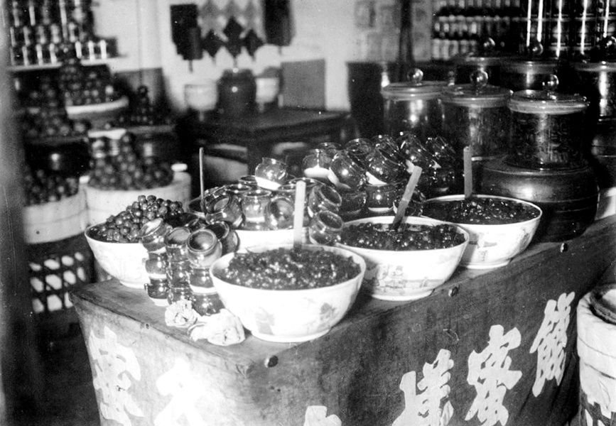 Cửa hàng bán bánh kẹo ở Trung Quốc thời đó. Ảnh ILS.