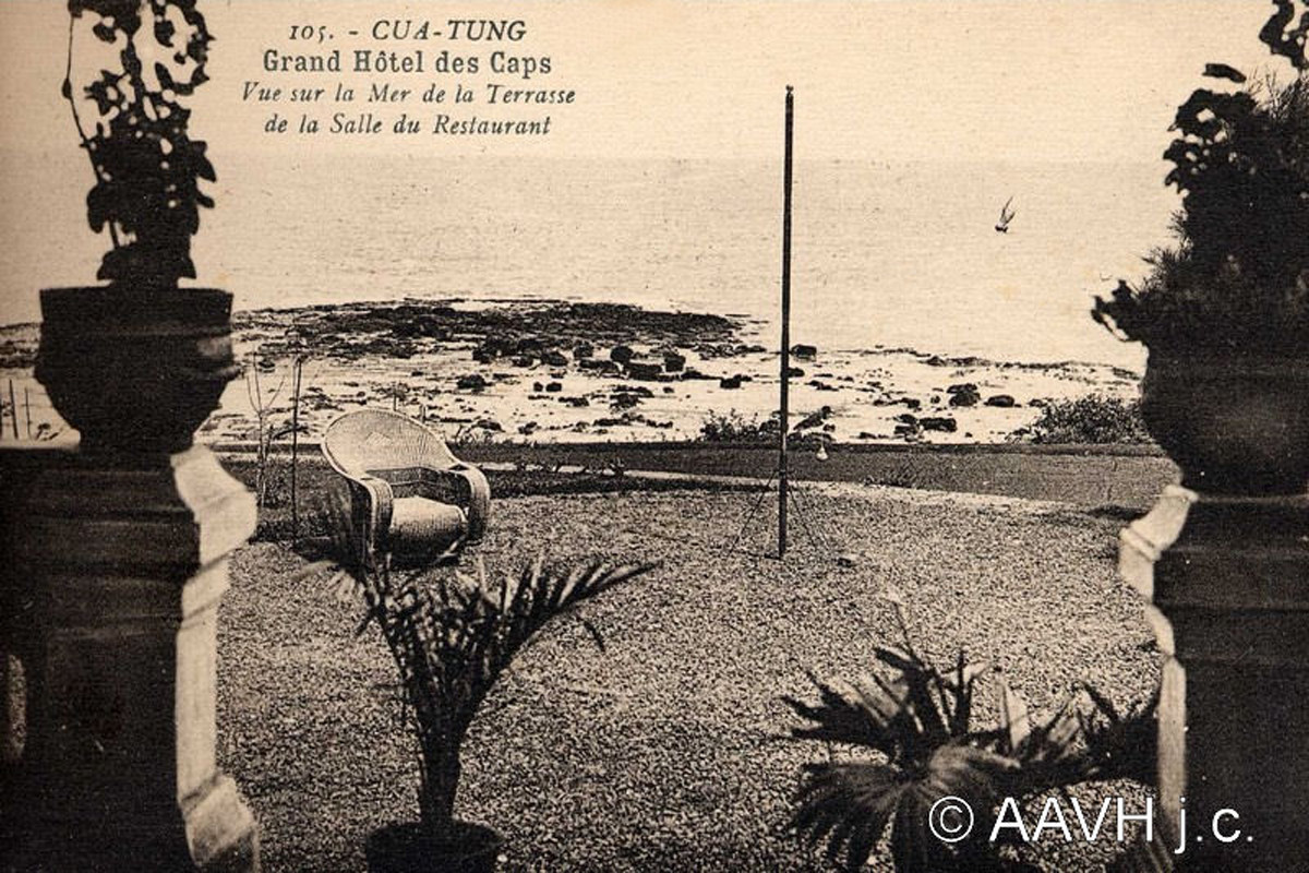 Biển Cửa Tùng nhìn từ khách sạn Grand, 1930. Ảnh: Aavh.org.