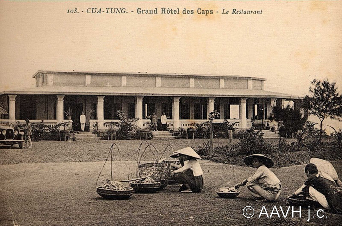 Những người bán hàng rong tụ tập bên ngoài nhà hàng, 1930. Ảnh: Aavh.org.