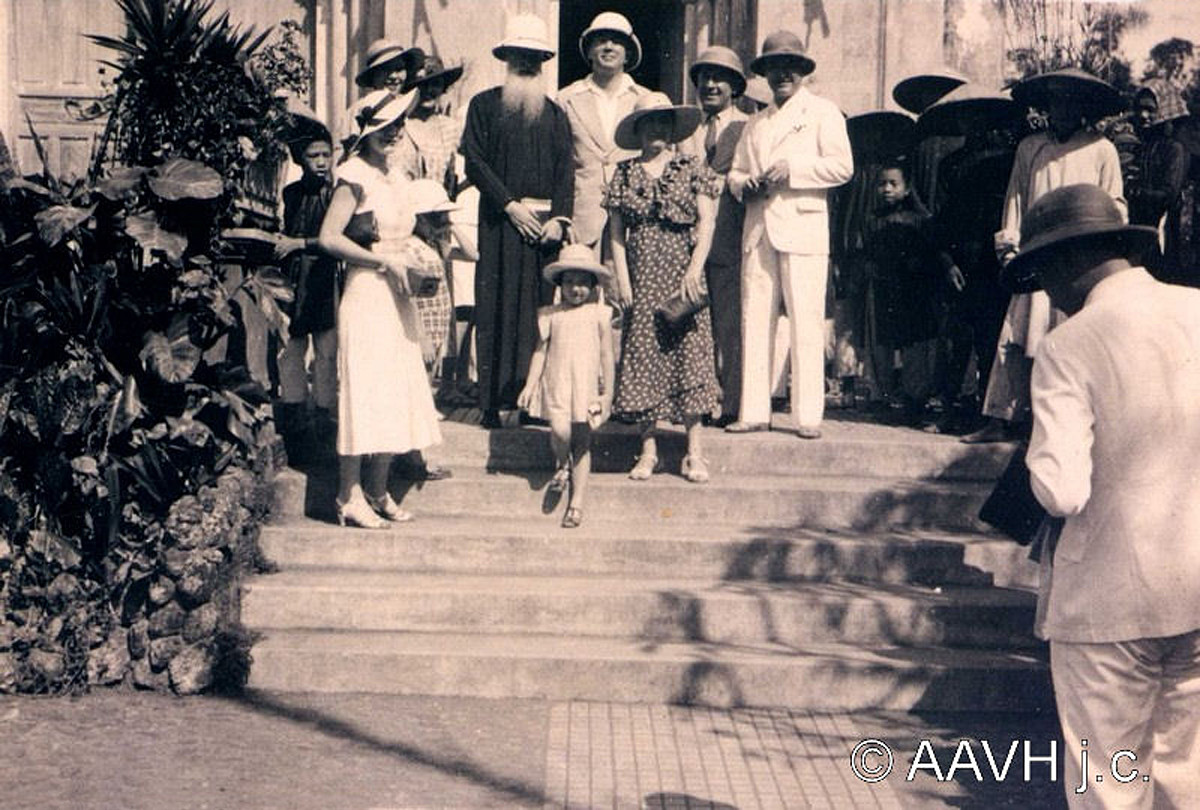 Linh mục Léopold Cadière (áo đen) cùng với các giáo dân Pháp đứng trước nhà thờ Di Loan, Cửa Tùng năm 1938. Ảnh: Aavh.org.