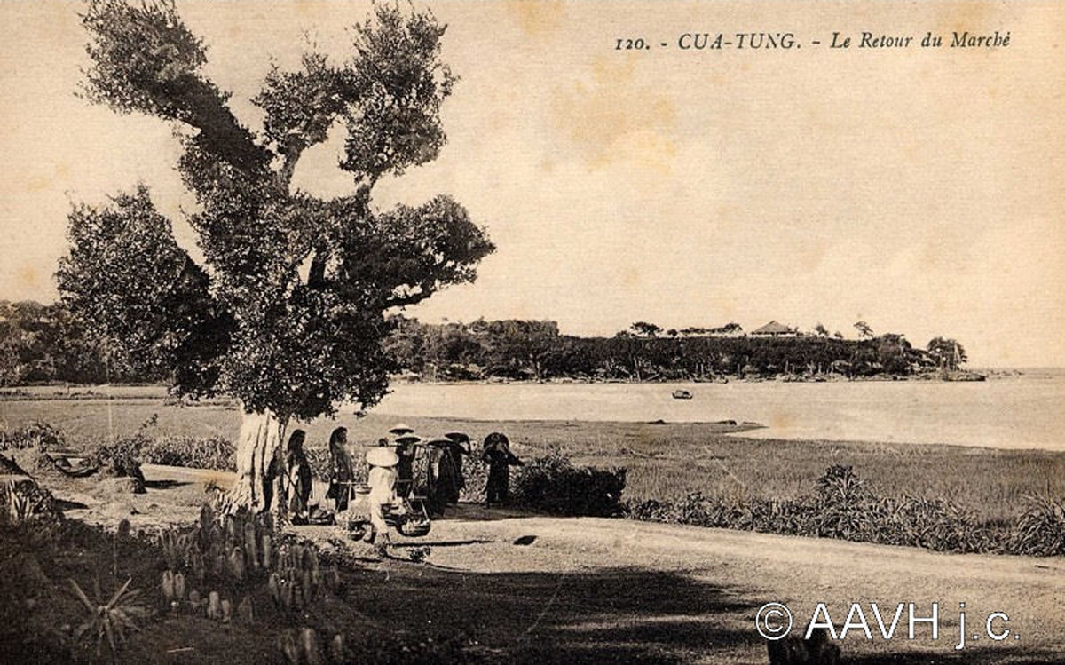 Những người phụ nữ đi ra chợ trên con đường bên bờ biển Cửa Tùng, 1930. Ảnh: Aavh.org.