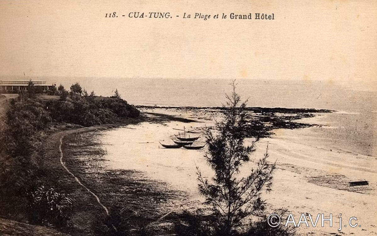Toàn cảnh bãi biển Cửa Tùng, 1930. Góc trái là khách sạn Grand, khu nghỉ dưỡng của người Pháp. Ảnh: Aavh.org.