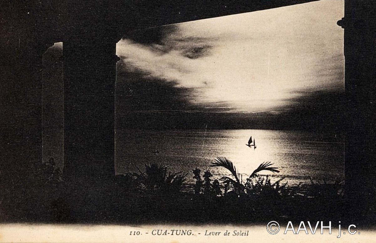 Bình minh trên biển Cửa Tùng, nhìn từ khách sạn Grand, 1930. Ảnh: Aavh.org.
