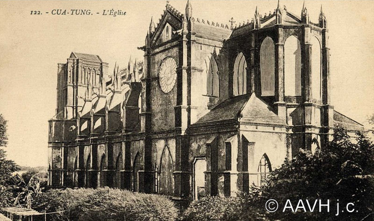 Nhà thờ Chính tòa Cửa Tùng, còn gọi là nhà thờ Di Loan, 1930. Công trình này đã bị phá hủy trong chiến tranh. Ảnh: Aavh.org.