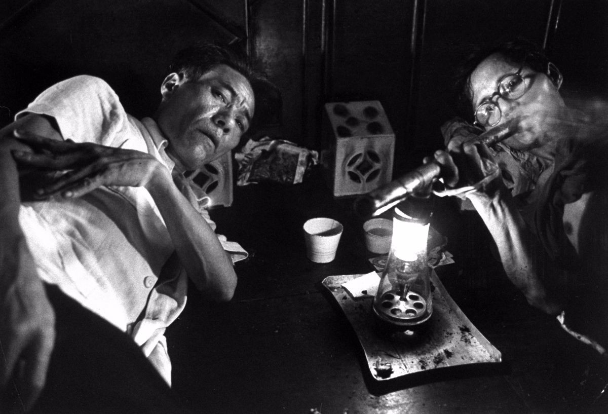 Hai con nghiện đắm chìm trong khói thuốc phiện ở Sài Gòn năm 1949. Mời độc giả xem video: Thanh niên gốc Việt tử vong nghi do sốc thuốc tại lễ hội âm nhạc Australia (nguồn: VTC14)