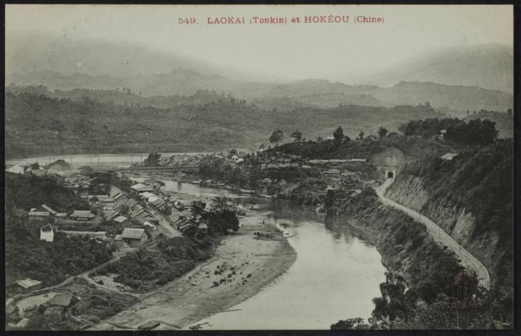 Thị trấn Lào Cai của Việt Nam nhìn từ Hà Khẩu, Trung Quốc. Ảnh: Rmn.fr.