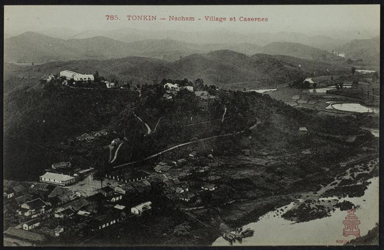 Bản làng và doanh trại quân đội ở Na Sầm, Lạng Sơn, miền núi phía Bắc đầu thế kỷ 20. Ảnh: Rmn.fr.