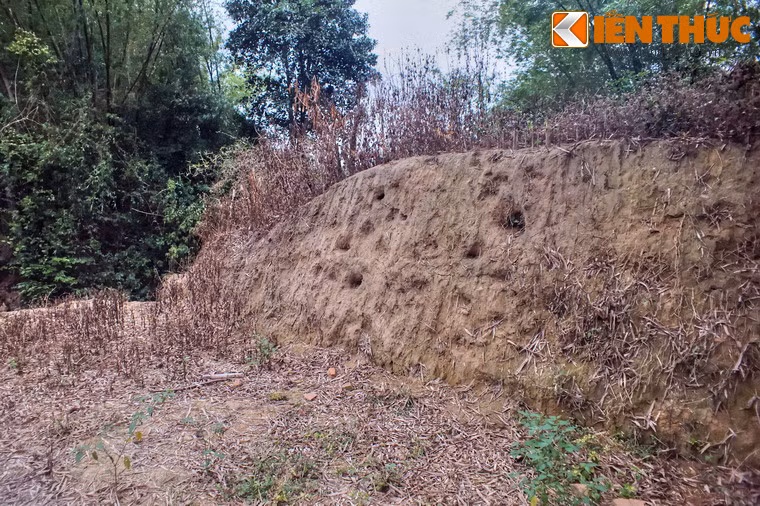 Vào những đêm tối trời chỉ cần đốt lên một ngọn lửa ở Cổ Lũy là quan quân ở thành Châu Sa sẽ nhận ra tín hiệu cấp báo có quân địch tới.