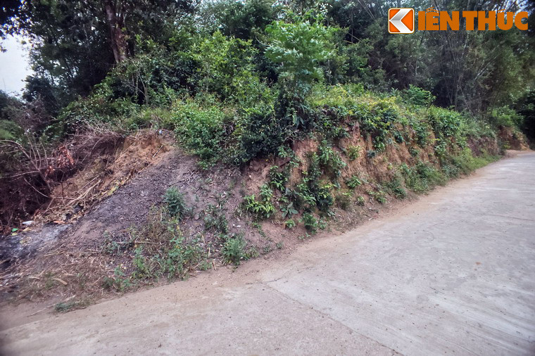 Các cuộc khai quật ở gọng thành phía Đông đã làm phát lộ một cơ sở sản xuất gốm lớn. Các dấu tích gốm cùng niên đại được phát hiện ở các vùng lân cận cho thấy sự giao thương nhộn nhịp quanh thành cổ qua mạng lưới đường thuỷ.