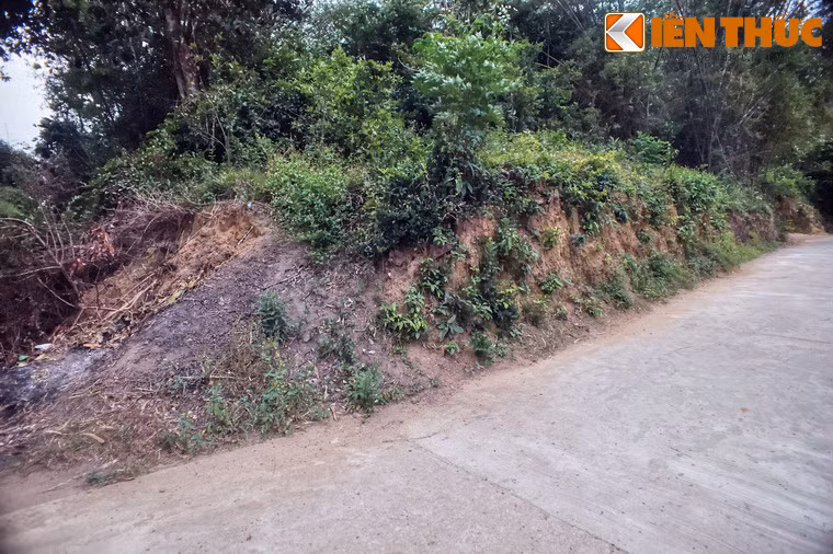 Các cuộc khai quật ở gọng thành phía Đông đã làm phát lộ một cơ sở sản xuất gốm lớn. Các dấu tích gốm cùng niên đại được phát hiện ở các vùng lân cận cho thấy sự giao thương nhộn nhịp quanh thành cổ qua mạng lưới đường thuỷ.