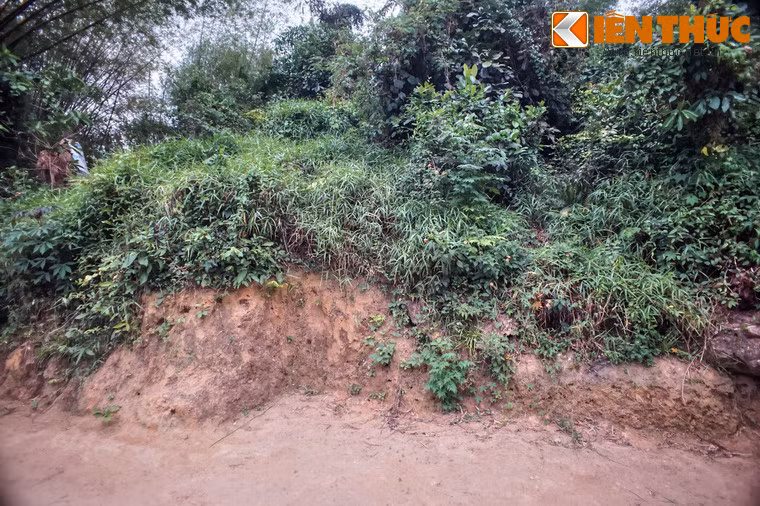 Những dấu tích còn lại cho thấy thành có hình chữ nhật, gần vuông, chạy theo hướng Bắc- Nam, với chiều dài 580m, rộng 540m. Thành có bốn cửa, mở giữa bốn phía tường thành.