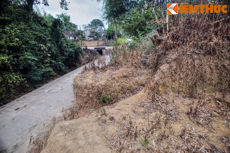 Bốn góc thành có bốn ụ đất lớn, có thể là dấu tích của bốn tháp canh.