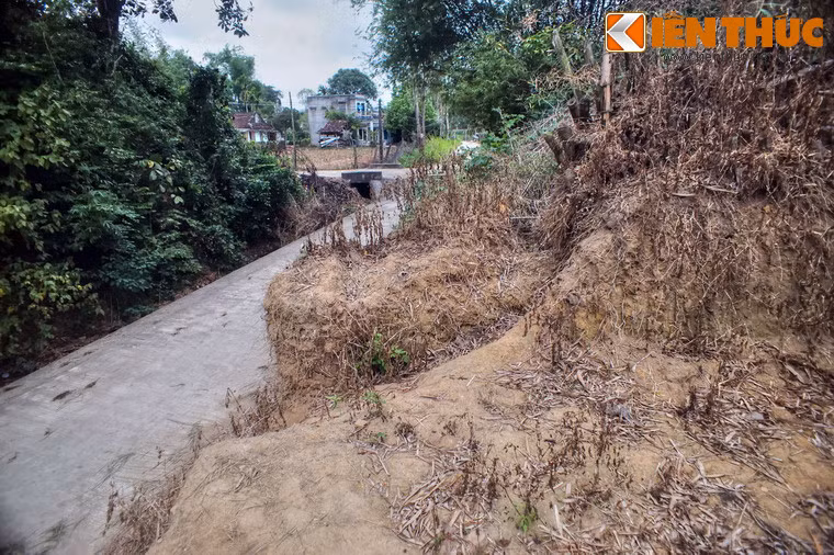 Bốn góc thành có bốn ụ đất lớn, có thể là dấu tích của bốn tháp canh.