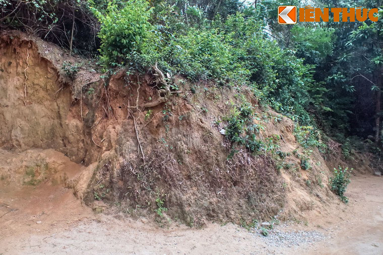 Các nghiên cứu cho thấy thành Châu Sa nằm ở địa điểm có nhiều ưu thế về phòng thủ và có sự liên kết chặt chẽ với Cổ Lũy, vốn là một tiền đồn trấn giữ cửa biển của người Chăm cách đó vài cây số.