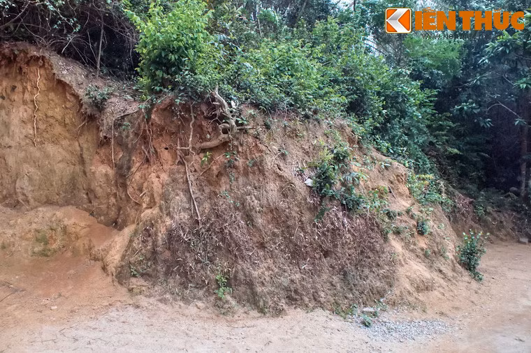 Các nghiên cứu cho thấy thành Châu Sa nằm ở địa điểm có nhiều ưu thế về phòng thủ và có sự liên kết chặt chẽ với Cổ Lũy, vốn là một tiền đồn trấn giữ cửa biển của người Chăm cách đó vài cây số.