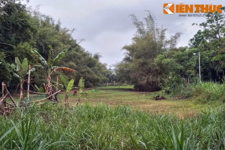 Quanh thành có hào nước rộng 20-25m, xưa kia được nối với sông Trà để phục vụ cho giao thông và chiến đấu.